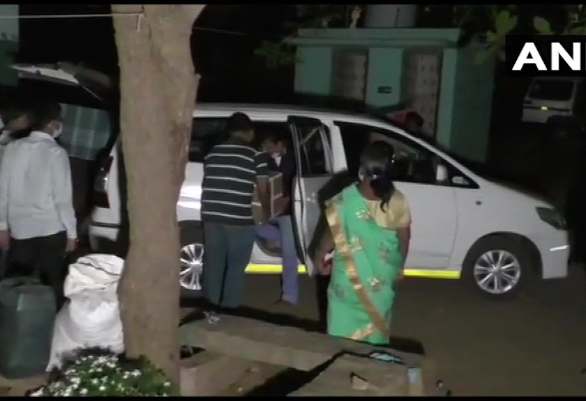 it raid on aiadmk mla rk chandrashekhars driver rs 1 crore seized in trichy district of tamilnadu | बापरे! आमदाराच्या ड्रायव्हरकडे सापडलं 1 कोटींचं घबाड; नोटांचे बंडल पाहून सर्वांचीच उडाली झोप, घटनेने खळबळ