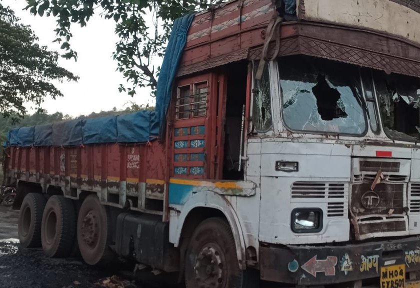 Accident on Revdanda-Roha road, truck driver blows up eight people, killing three | Raigad News : रेवदंडा-रोहा रस्त्यावर अपघात, ट्रक चालकाने आठ जणांना उडवले, तिघांचा मृत्यू