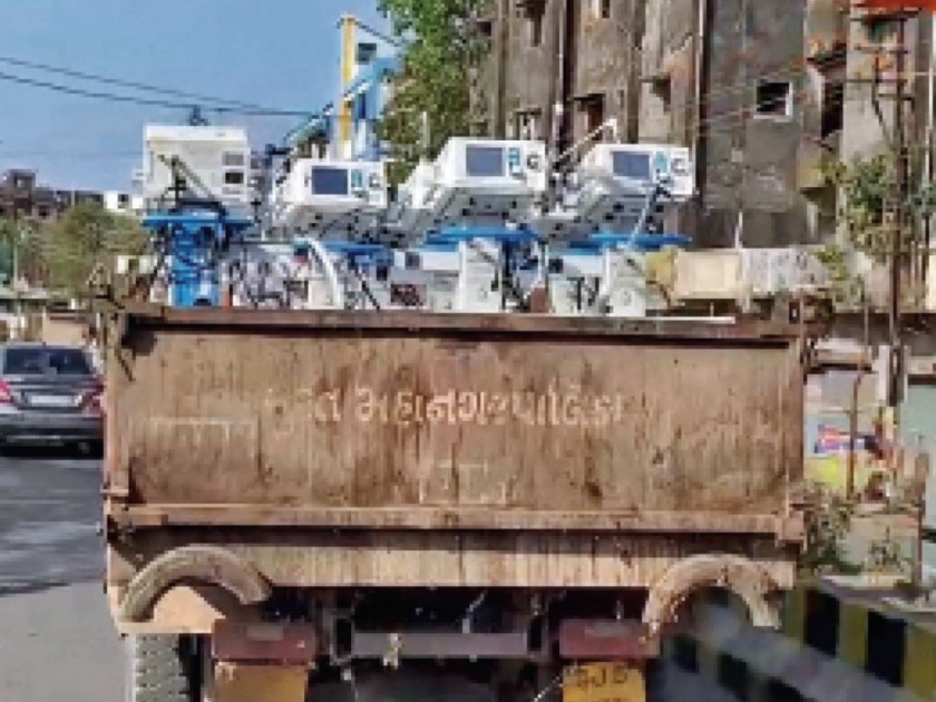 CoronaVirus Live Updates Ventilators transported in garbage truck in Gujarat's Surat amid Covid spike | CoronaVirus Live Updates : कोरोना संकटातील धक्कादायक वास्तव! कचऱ्याच्या गाडीतून रुग्णालयाला होतोय व्हेंटिलेटरचा पुरवठा