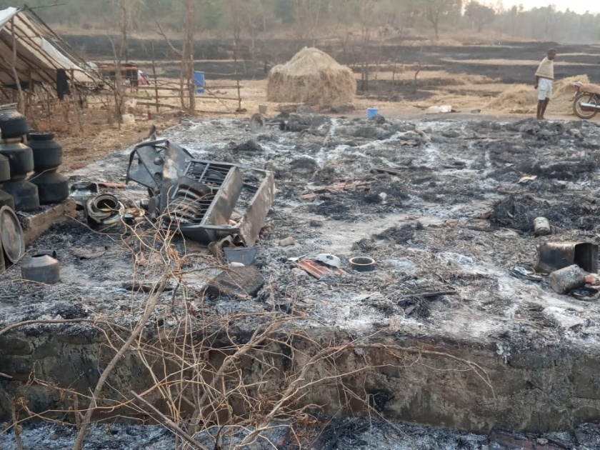 A hut of a tribal family is burnt in the forest of Barwadi | बरवाडीतील  वणव्यात आदिवासी कुटूंबाची झोपडी भस्मसात