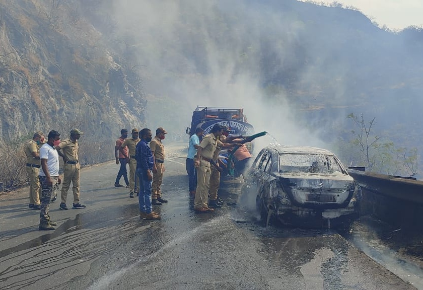 fire at Khambhatki ghat in satara, two vehicles burnt | वणवा डोंगराला, आग वाहनाला...; खंबाटकी घाटात अग्नितांडव, दोन वाहने जळून खाक 