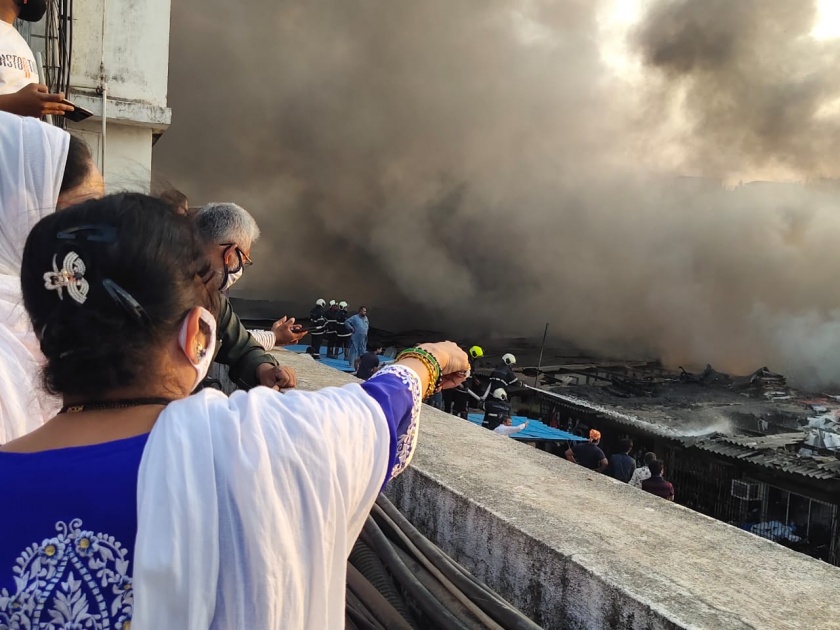 Mayor Kishori Pednekar visits the scene of the fire at CST Road, Kurla | कुर्ला, सीएसटी रोड येथील आगीप्रकरणी महापौर किशोरी पेडणेकर यांची घटनास्थळाला भेट