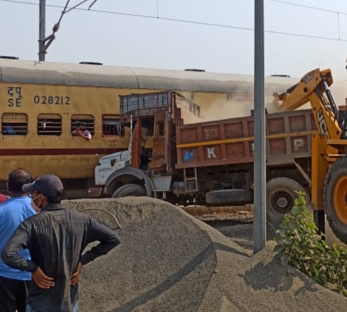 A truck laden with stones hit the railway, fortunately a major accident was averted in Jalgaon | खडीने भरलेला ट्रक रेल्वेवर धडकला, जळगावमध्ये सुदैवाने मोठा अपघात टळला