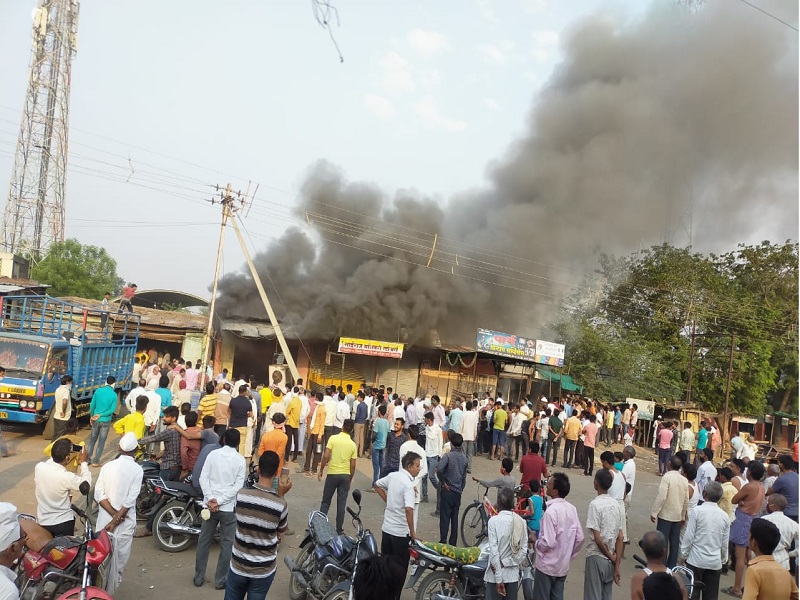 Five shops caught fire due to short circuit; 19 lakh loss | शॉर्टसर्किटमुळे आग लागून पाच दुकाने जळून खाक; 19 लाखांचे नुकसान