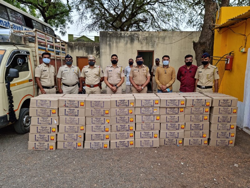 100 boxes of liquor seized during blockade; Two arrested | नाकाबंदी दरम्यान १०० देशी दारूचे बॉक्स जप्त; दोनजण अटकेत