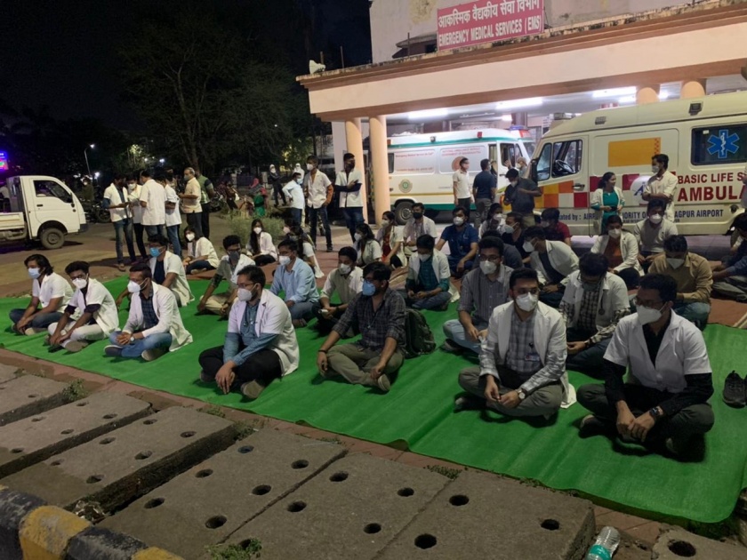 doctor also became helpless! No oxygen, no bed; How to treat patients? protest in Nagpur | CoronaVirus in Nagpur: डॉक्टरही झाले हतबल! ना ऑक्सिजन, ना बेड; रुग्णांवर उपचार करायचे कसे? नागपुरात आंदोलन