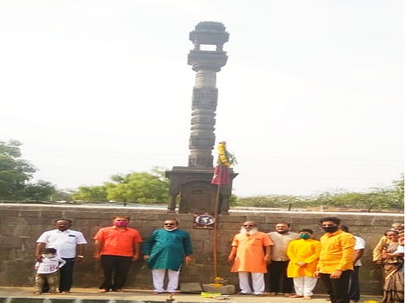 tradition of erecting Gudi on Tirthakhamba | तीर्थखांबावर गुढी उभारून जोपासली परंपरा