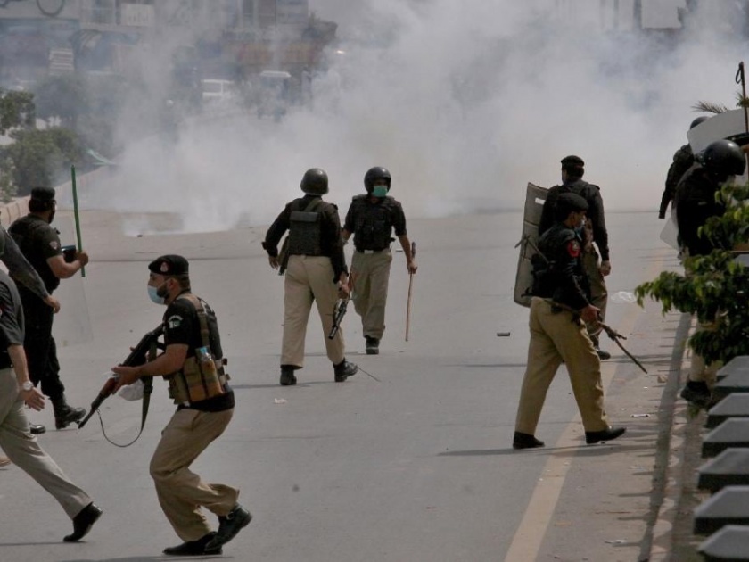 Violence in Pakistan violent clash between police and tlp workers over french ambassador in lahore pakistan | Violence in Pakistan : पाकिस्तानमध्ये मोठा हिंसाचार! पोलीस आणि कट्टरतावाद्यांमध्ये संघर्ष; 800 भारतीय शीख अडकले