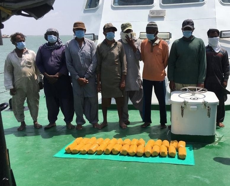 Major action of anti-terrorism squad and indian coast guard! Boat seized along with 8 Pakistani nationals, 30 kg of heroin also seized | मोठी कारवाई! 8 पाकिस्तानी नागरिकांसह बोट पकडली, 30 किलो हेरोईनही जप्त