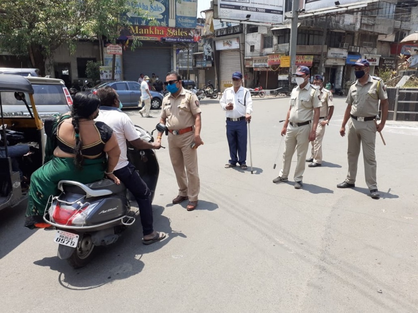 Police checking vehicle during curfew; Nehru Chowk Sil of the market area in Ulhasnagar | संचारबंदीमध्ये पोलिसांकडून वाहनाची झाडाझडती; उल्हासनगरातील मार्केट परिसराचा नेहरू चौक सिल