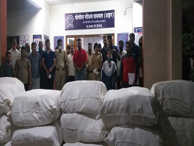Smugglers also prepare for lockdown; 41 lakh gutka stored in 100 sacks seized in Wasmat | तस्करांचीही लॉकडाऊन तयारी; वसमतमध्ये १०० गोण्यांमध्ये साठवलेला ४३ लाखांचा गुटखा जप्त