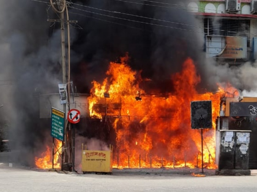 Massive fire at Dombivali cloth shop, huge damage | डोंबिवलीत कापड दुकानाला भीषण आग, मोठं नुकसान