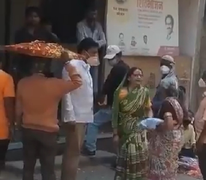 VIDEO : A woman who went to get Shiva bhojan was beaten by the center manager, Video shared by BJP | VIDEO : शिवभोजन घेण्यासाठी गेलेल्या महिलेला केंद्रचालकाकडून मारहाण, व्हिडीओ शेअर करत भाजपाचा आरोप