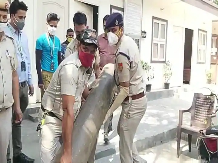 Delhi Police handed over cylinders seized from black marketeers of oxygen to the needy | दिल्ली पोलिसांनी ऑक्सिजनचा काळाबाजार करणाऱ्यांकडून जप्त केलेले सिलिंडर दिले गरजूंना 