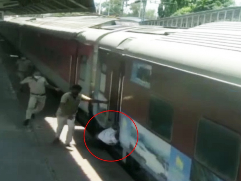 Angels! Police rescued a passenger who was hanging from a speeding train carriage | Video : देवदूत! धावत्या रेल्वेच्या बोगीतून खाली लटकलेल्या प्रवाशाचे पोलिसांनी वाचवले प्राण