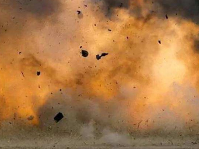 He inadvertently detonated a bomb ... A woman and a youth were injured in an explosion near Ahmednagar | अजाणतेपणातून त्याने आदळला बॉम्ब...अहमदनगरजवळील स्फोटात महिलेसह तरुण जखमी