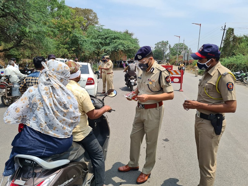 coronavirus: Commissioner of Police on the road for strict enforcement of curfew in Aurangabad | coronavirus : संचारबंदीच्या कडक अंमलबजावणीसाठी पोलीस आयुक्त रस्त्यावर; विनाकारण फिरणाऱ्यांवर केली कारवाई