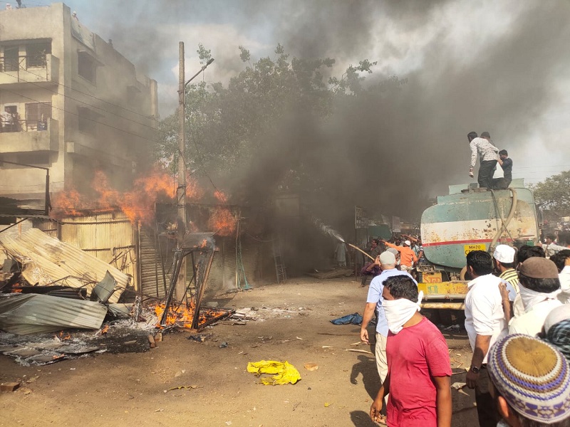 Nine shops burnt down due to short circuit at Sillod; Loss of Rs. 25 lakhs | सिल्लोड येथे आगीत नऊ दुकाने जळून खाक; २५ लाखांचे नुकसान