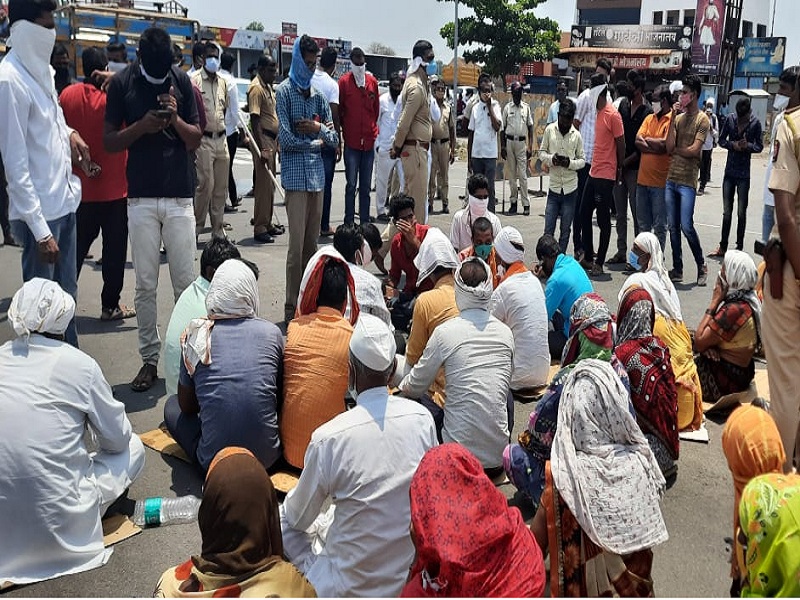 Maratha Reservation: Half-naked agitation in Jalna, while protesters blocked the highway at Sashtpimpalgaon | Maratha Reservation : जालन्यात अर्धनग्न आंदोलन, तर साष्टपिंपळगाव येथे आदोलाकांनी महामार्ग अडवला