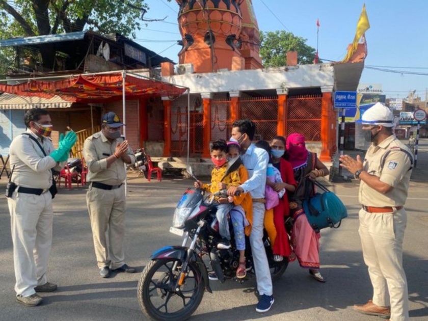 Viral Photo : This pic is going viral police guys are holding hands in front of his family | बाबो! एकाच बाईकवर अख्खी जत्रा घेऊन लग्नाला निघाला; चौकात पोलिसांनी अडवताच घडलं असं काही....
