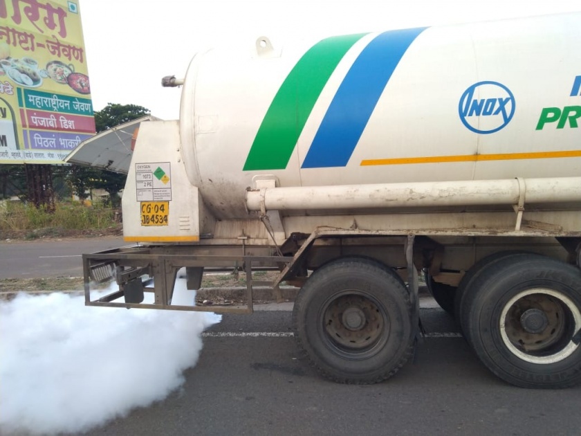 Oxygen tanker leaks on highway in Satara; 59 kg of oxygen wasted | साताऱ्यात ऑक्सिजनच्या टँकरला गळती महामार्गावर थरार; ५९ किलो ऑक्सिजन वाया  