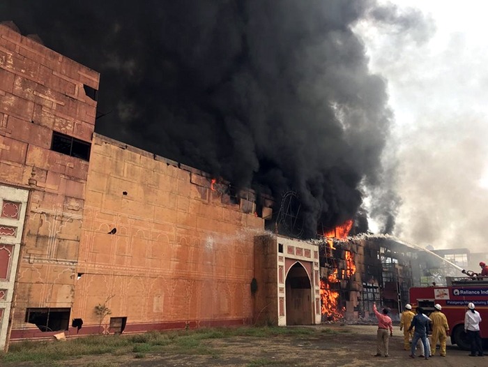 Famous art director Nitin Desai's N.D. caught fire in karjat | N D Studio Fire: 'जोधा अकबर'मधील किल्ल्याचा सेट आगीच्या भक्ष्यस्थानी; नितीन देसाईंच्या एनडी स्टुडिओमध्ये अग्निकल्लोळ
