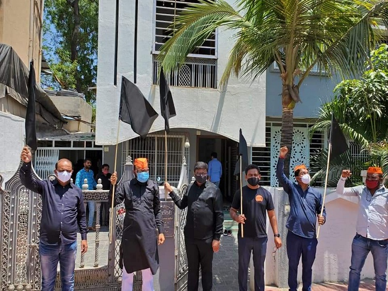Maratha Reservation : 'No relief from government after cancellation of Maratha Reservation'; Maratha community rages against politicians by putting black flags on houses | 'आरक्षण रद्दनंतर शासनाकडून दिलासा नाही'; मराठा समाजाचा घरावर काळे झेंडे लावून राजकारण्यांच्या विरोधात संताप 