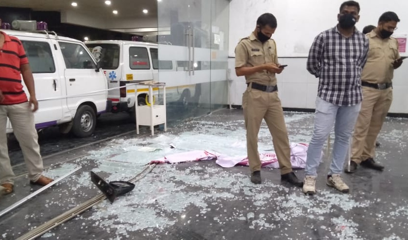 Video : BJP corporator's husband vandalizes Nashik Municipal Corporation's Bitco Hospital | Video : भाजपा नगरसेविकेच्या पतीने नाशिक महापालिकेच्या बिटको रुग्णालयात केली तोडफोड  