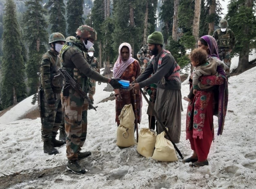 The family was starving on the mountain, the Indian army climbed 24 hours and delivered food | पर्वतावर उपाशीपोटी अडकले होते कुटुंब, लष्कराने २४ तास चढाई करत पोहोचवले भोजन