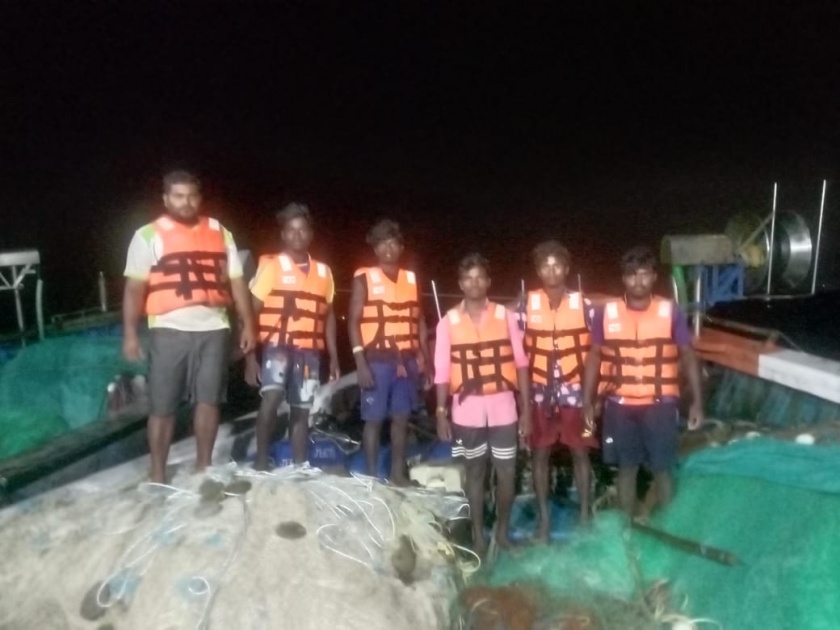 After overcoming the Tauktae cyclone, Bhayander's fishing boat brought 5 sailors safely | Tauktae Cyclone : चक्रीवादळावर मात करून भाईंदरच्या नाखवाने मच्छीमार बोटीसह ५ खलाशांना किनारी आणले सुखरूप 