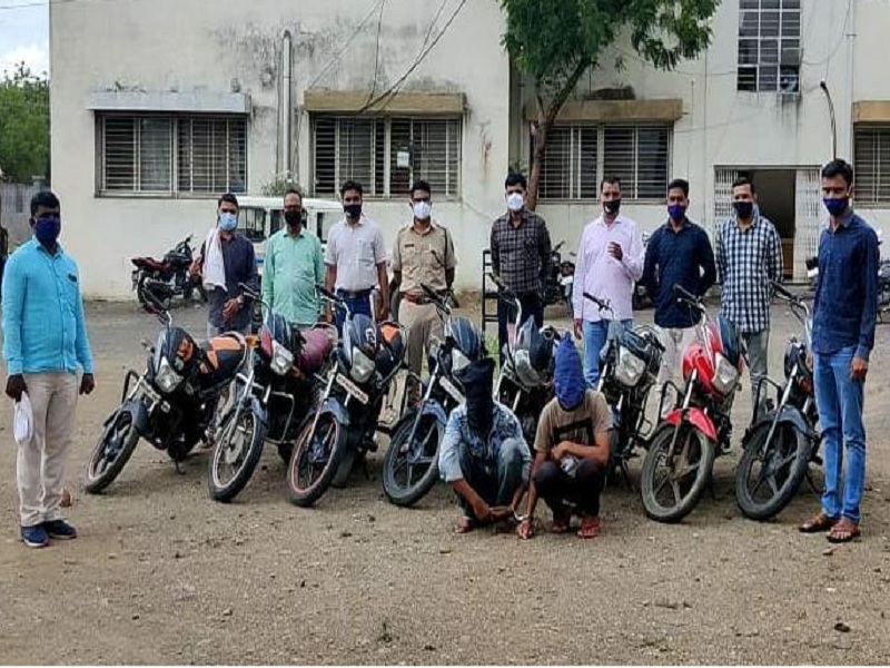 Two thieves arrested with eight stolen bikes, action by local crime branch | चोरीच्या आठ दुचाकीसह दोन चोरटे अटकेत, स्थानिक गुन्हे शाखेची कारवाई