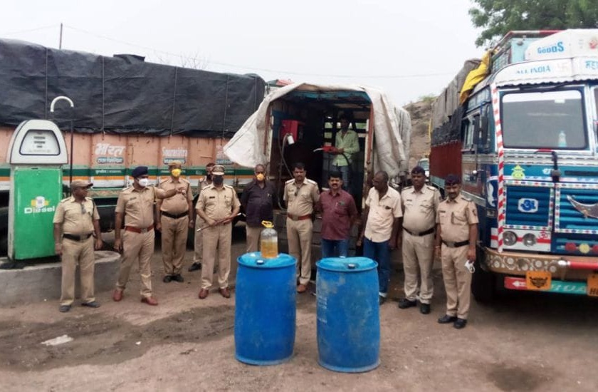 Raid on biodiesel pump in Shirpur, Rs 25 lakh seized | शिरपूरमध्ये बायो डिझेल पंपावर धाड, २५ लाखांचा मुद्देमाल केला जप्त