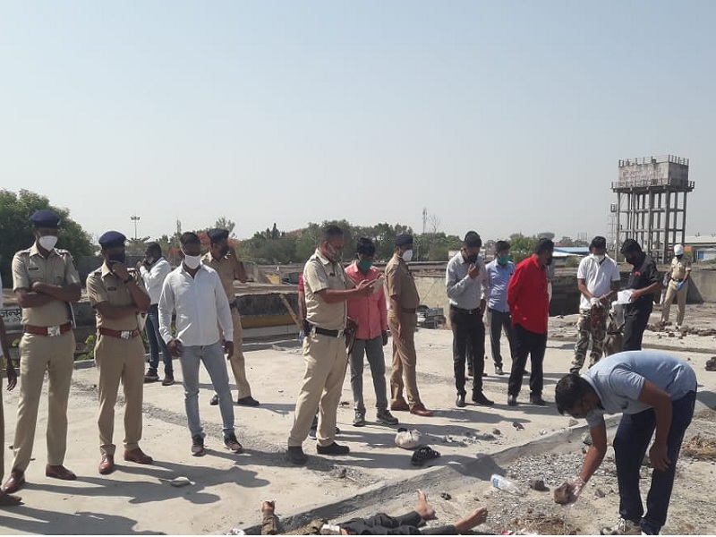 Exciting! A stranger was stoned to death on the roof of a commercial complex in Jadhavwadi | खळबळजनक ! जाधववाडीतील व्यापारी संकुलाच्या छतावर अनोळखी व्यक्तीचा दगडाने ठेचून खून