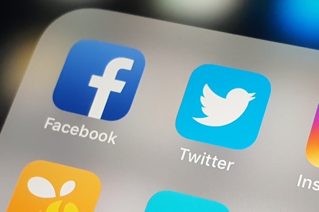 Ban on Facebook-Twitter, Instagram? The central government is firm | फेसबुक-ट्विटर, इन्स्टाग्रामवर बंदी? केंद्र सरकार ठाम