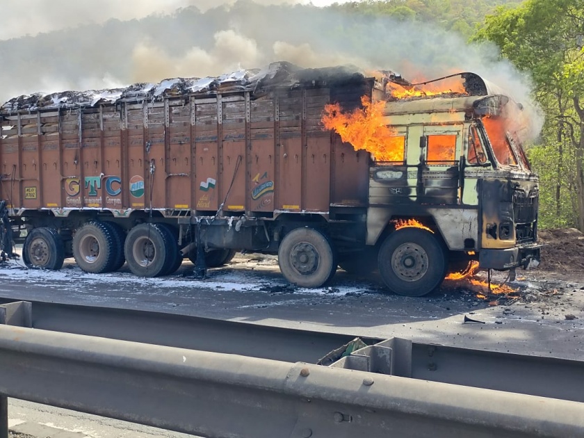 Video: Truck explodes on highway, flames; Luckily the loss of life was averted | Video : महामार्गावर ट्रकचा भडका, आगीचे लोळ;  सुदैवाने जीवित हानी टळली   