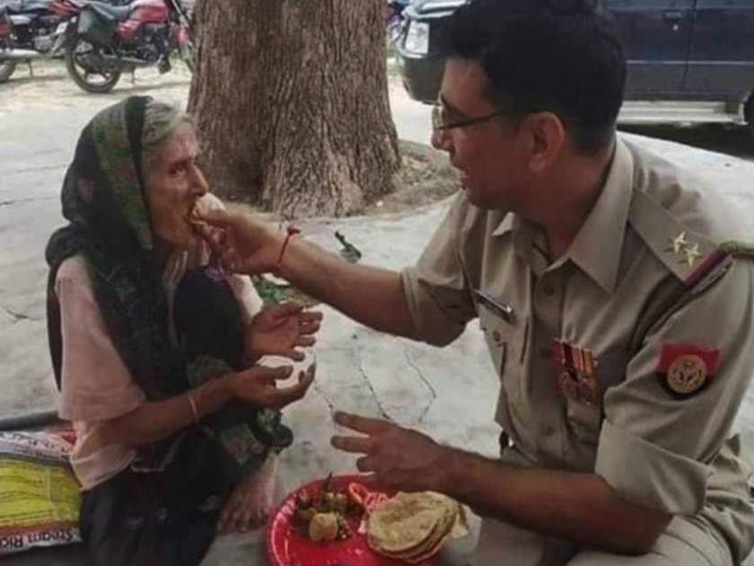 Such a face of the police! The homeless old woman has given food by the police | पोलिसांचा असाही एक चेहरा! बेघर वृद्ध महिलेला पोलिसाने स्वतःच्या हाताने घातले खाऊ 