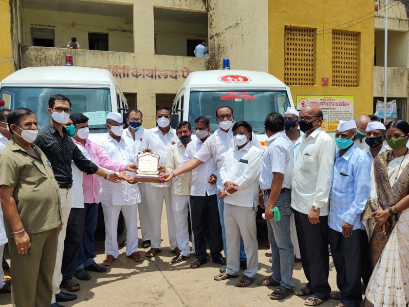 teachers donates ambulance to health department in peth nashik | पेठ तालुक्यातील गुरुजनांचे लाखमोलाचे दातृत्व! 15 लाखांची रुग्णवाहिका दिली भेट