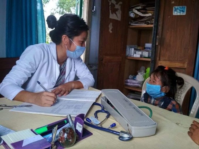 3 year girl goes to doctor by herself while parents were out for work in nagaland | कौतुकास्पद! आई-बाबा शेतात काम करतात, सर्दीची लक्षणं दिसल्याने चिमुकली एकटीच गेली डॉक्टरांकडे अन्...