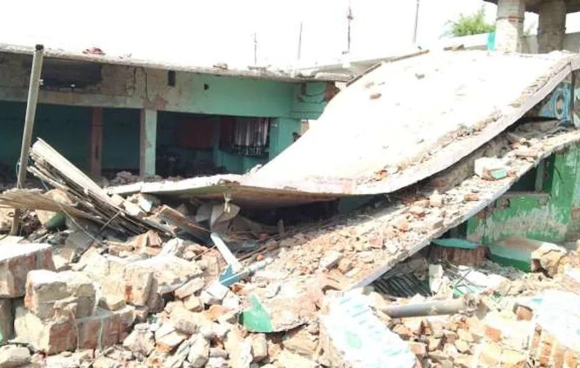 In Bihar, a huge explosion took place near a madrassa, the building collapsed in an instant | बिहारमध्ये मदरशाजवळ जबरदस्त स्फोट, क्षणार्धात इमारत झाली जमिनदोस्त 
