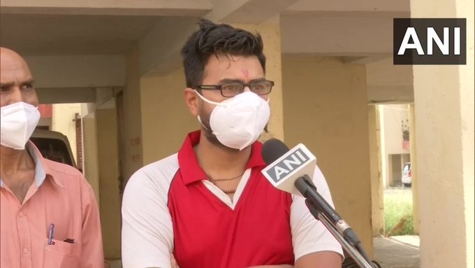 Corona vaccination: A man in Bhopal claims that he received COVID19 vaccination certificate without taking a jab | Corona vaccination: कोरोनावरील लस न घेताच मिळाले लसीकरण झाल्याचे प्रमाणपत्र, तरुणाने उघड केला धक्कादायक प्रकार 