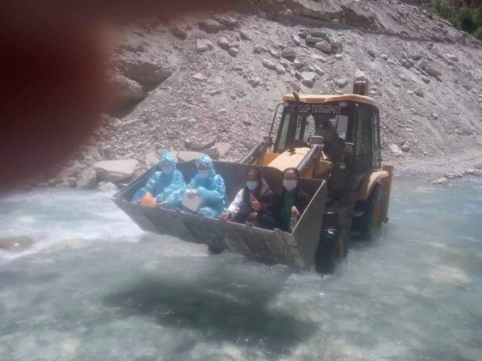 CoronaVirus Live Updates covid19 warriors crossing ladakh river in see viral photo | CoronaVirus Live Updates : कर्तव्यनिष्ठेला सलाम! रुग्णसेवेसाठी कोरोना वॉरिअर्सचा जीव मुठीत घेऊन प्रवास; जेसीबीतून पार केली नदी