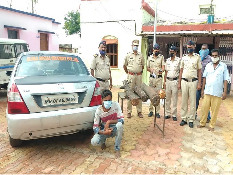 Aundha police action sandalwood thief arrested; Three lakh items confiscated | औंढा पोलिसांच्या कारवाईत चंदन चोर जेरबंद; तीन लाखांचा मुद्देमाल जप्त