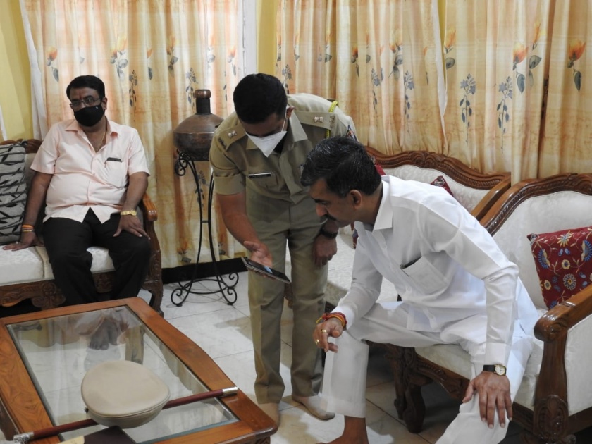 Minister of State for Home Affairs Shambhuraj Desai is being watched by 2 youths; trying to shoot | गृहराज्यमंत्री शंभूराज देसाई यांच्यावर २ युवकांकडून पाळत; चित्रीकरण करण्याचा प्रयत्न  