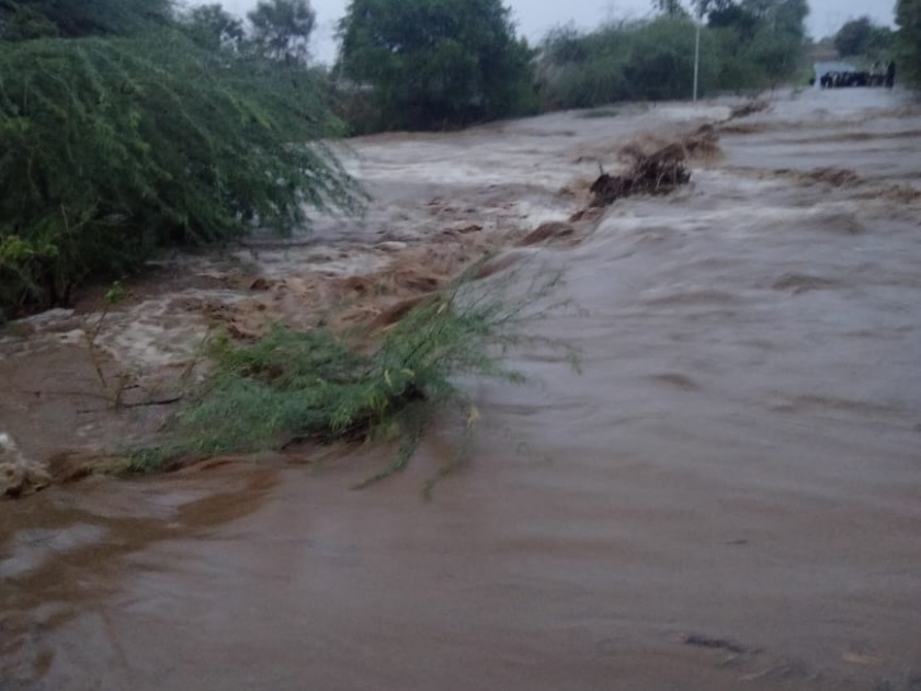 heavy rain in vairagad maharashtra | वैरागड भागात मुसळधार पाऊस; गणेशपूर येथे घरातील साहित्य वाहून गेले