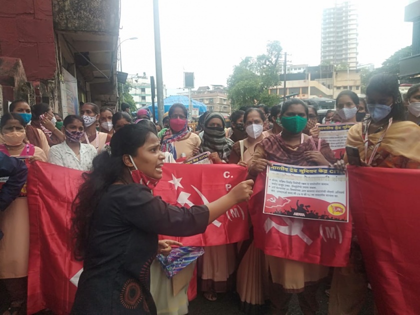 Asha workers protest in front of KDMC headquarters | कोरोना काळात सेवा देऊनही आशा वर्कर्सच्या पदरी निराशाच, केडीएमसी मुख्यालयासमोर केली निदर्शने