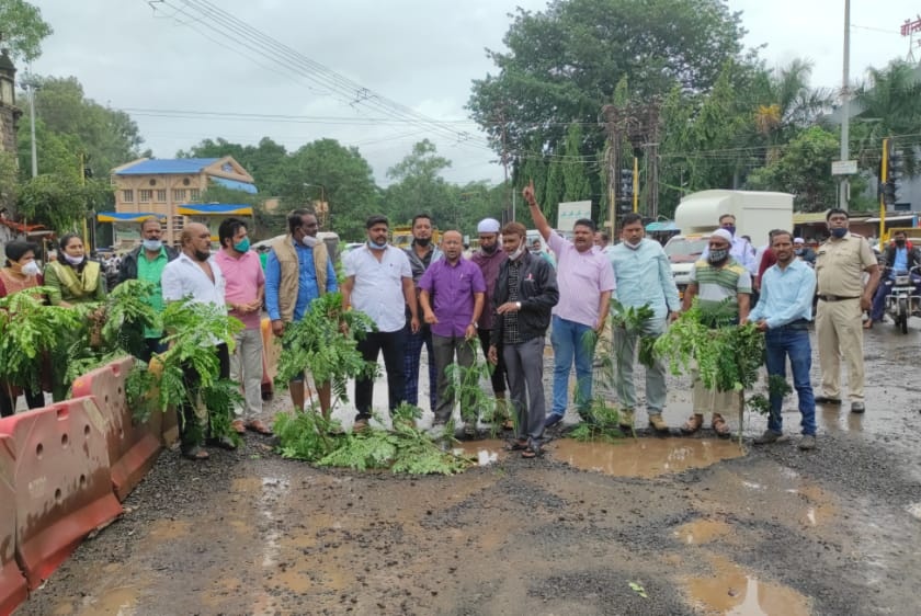 Miraj sudhar Committee planted trees in the potholes in the name of the officers | मिरज सुधार समितीने अधिकाऱ्यांच्या नावे रस्त्यावरील खड्ड्यात केले वृक्षरोपण