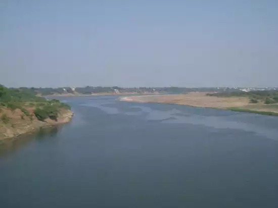 Corona virus found in Sabarmati river in Gujarat, infected all specimens | आता नदीलाही कोरोनाचा विळखा, साबरमती नदीतील सर्व नमुने सापडले बाधित