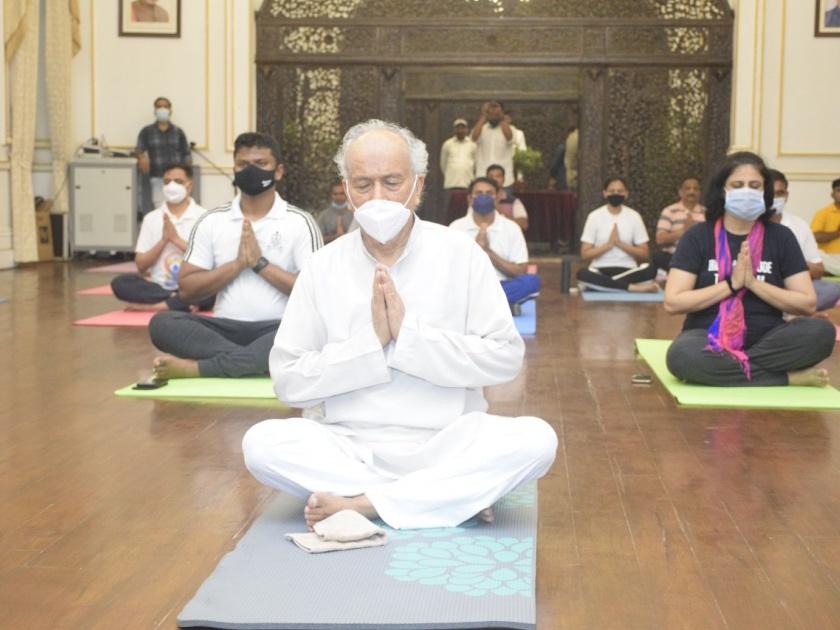 International Yoga Day 2021: Governor Bhagat Singh Koshyari's Yoga, International Yoga Day celebrated at Raj Bhavan | International Yoga Day 2021: राज्यपाल भगतसिंह कोश्यारींचा योग, राजभवनात आंतरराष्ट्रीय योग दिन साजरा