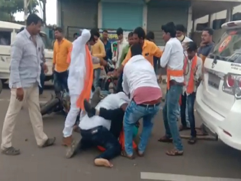 Shiv Sena activist clash in Beed; Rada in two groups from the election for the post of district president | शिवसेनेचे वाघ आपसात भिडले; बीड जिल्हाध्यक्ष पदाच्या निवडीवरून दोन गटात राडा