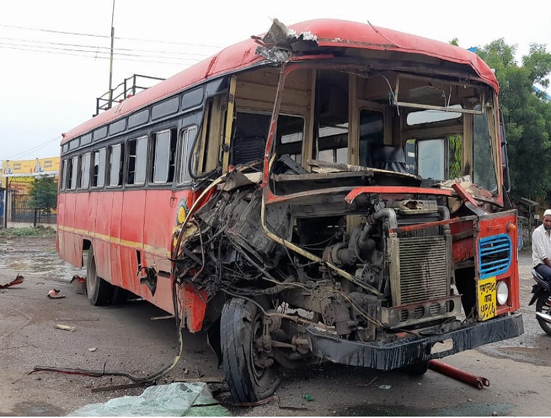 'The time had come ...'; A passenger was safely rescued in a collision between two ST buses when a tire burst, injuring one driver | 'काळ आला होता...'; टायर फुटल्याने दोन बसच्या धडकेत प्रवाशी बालंबाल बचावले, एक चालक जखमी